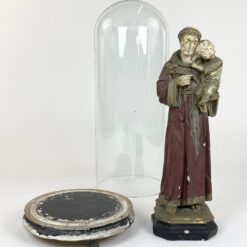 Šv. Antano Paduviečio, laikančio Kūdikėlį Jėzų statula iš gipso su mediniu postamentu ir stikliniu gaubtu 22x22x52 cm