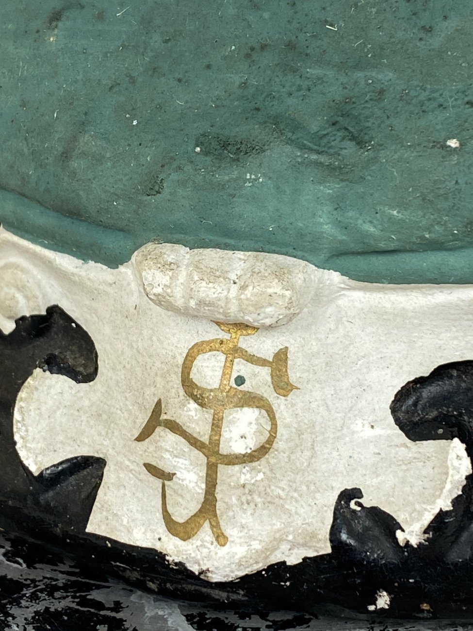 DT0325-religines-skulpturos-ir-paveikslai-7 Šv. Juozapo su vaiku Jėzumi statula iš gipso su mediniu postamentu ir stikliniu gaubtu 23,5×23,5×55 cm