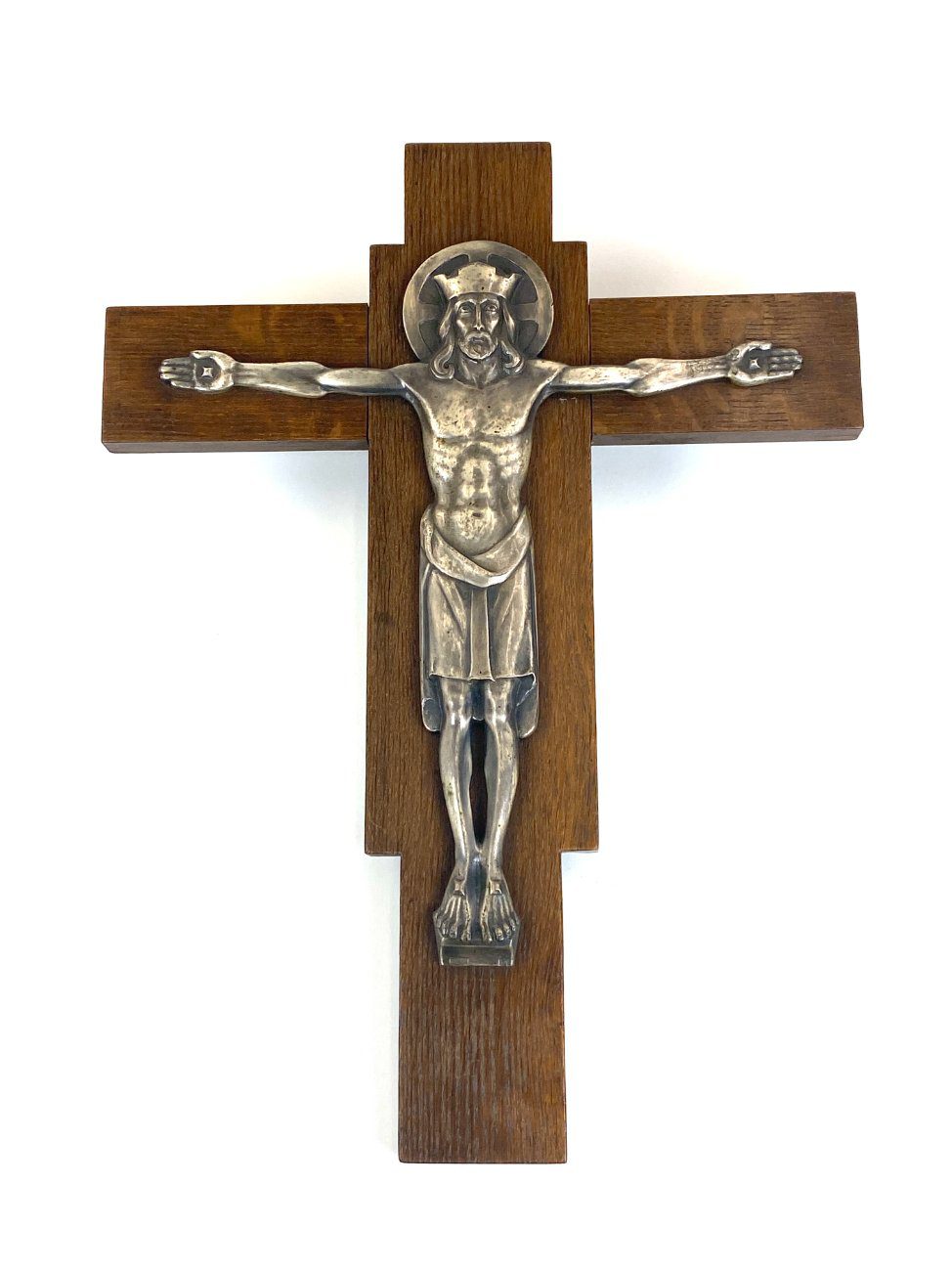 DT0372-kryziai-1 Ąžuolinis pakabinamas Art Deco laikotarpio Félix Jacques Bruxelles kryžius su metaline Jėzaus Kristaus figūra 3×33,5×44,5 cm