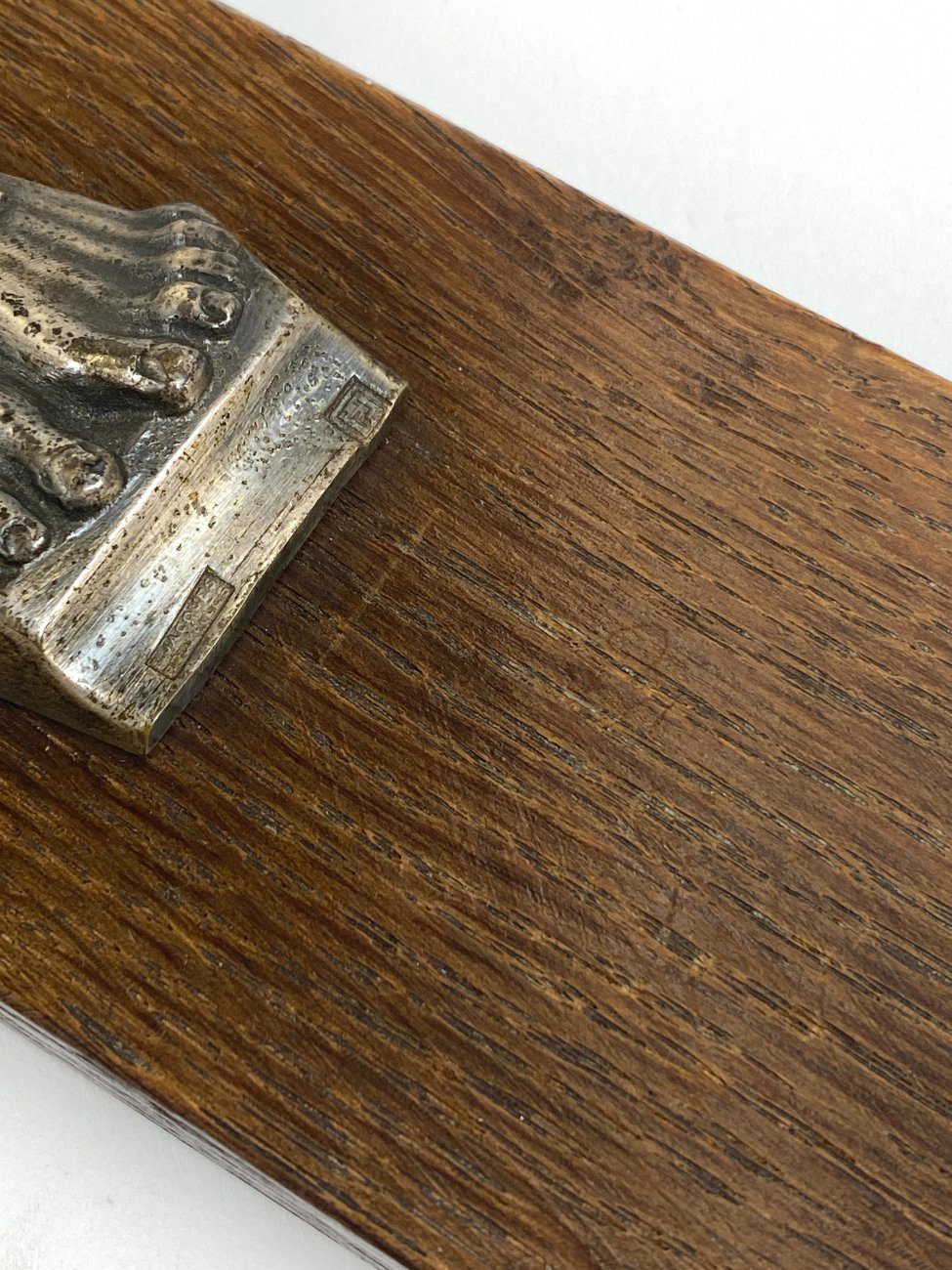 DT0372-kryziai-10 Ąžuolinis pakabinamas Art Deco laikotarpio Félix Jacques Bruxelles kryžius su metaline Jėzaus Kristaus figūra 3×33,5×44,5 cm