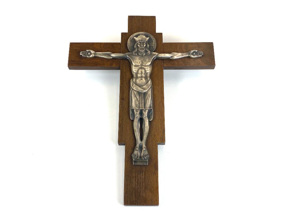 DT0372-kryziai-2 Ąžuolinis pakabinamas Art Deco laikotarpio Félix Jacques Bruxelles kryžius su metaline Jėzaus Kristaus figūra 3×33,5×44,5 cm