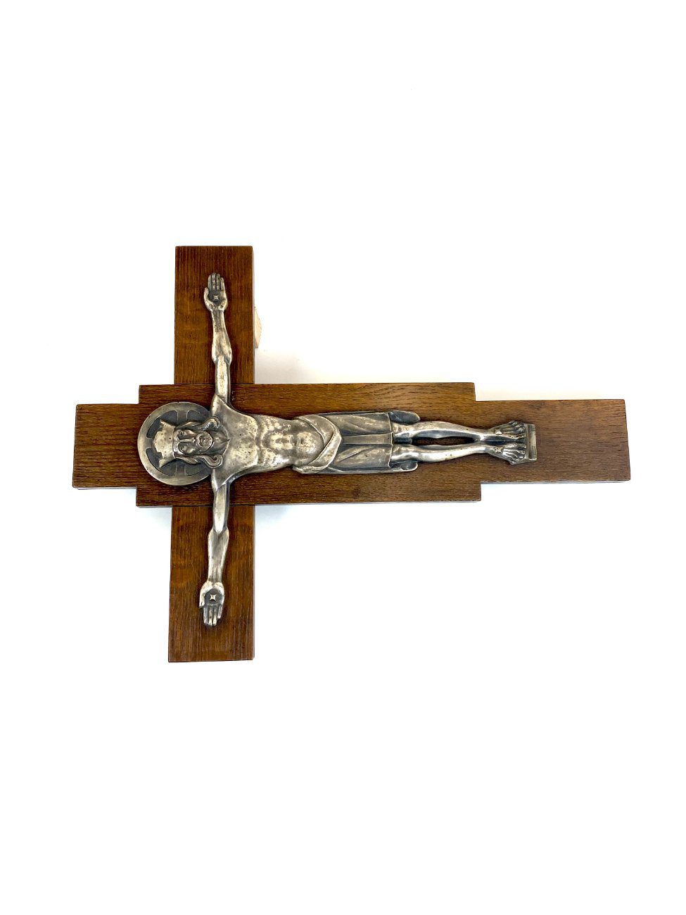DT0372-kryziai-3 Ąžuolinis pakabinamas Art Deco laikotarpio Félix Jacques Bruxelles kryžius su metaline Jėzaus Kristaus figūra 3×33,5×44,5 cm