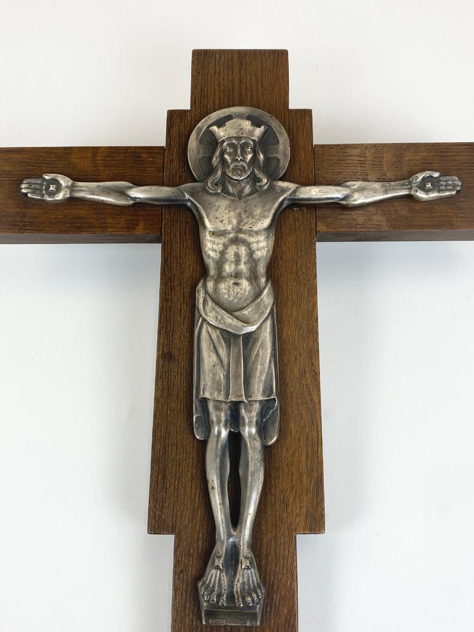 DT0372-kryziai-5 Ąžuolinis pakabinamas Art Deco laikotarpio Félix Jacques Bruxelles kryžius su metaline Jėzaus Kristaus figūra 3×33,5×44,5 cm
