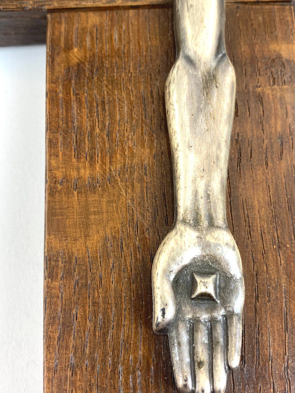 DT0372-kryziai-9 Ąžuolinis pakabinamas Art Deco laikotarpio Félix Jacques Bruxelles kryžius su metaline Jėzaus Kristaus figūra 3×33,5×44,5 cm