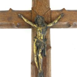 Pakabinamas ąžuolinis kryžius su metaline Jėzaus Kristaus figūra 5,5x27x50 cm