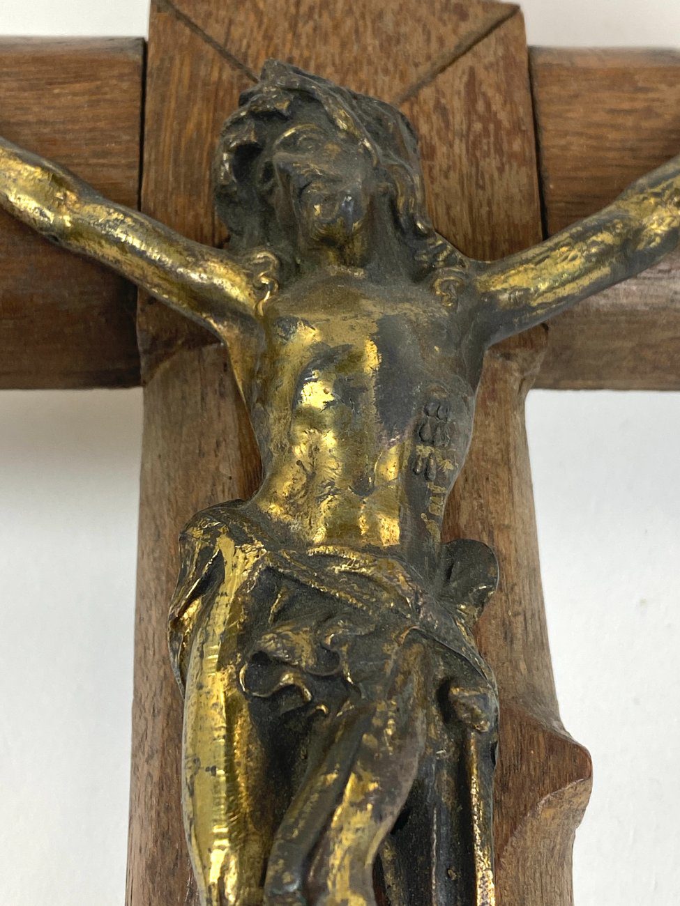 DT0373-kryziai-8 Pakabinamas ąžuolinis kryžius su metaline Jėzaus Kristaus figūra 5,5x27x50 cm
