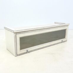 Pakabinama klasikinio stiliaus spintelė pakeliamomis durimis su stiklu 43x133,5x42,5 cm