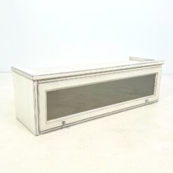 Pakabinama klasikinio stiliaus spintelė pakeliamomis durimis su stiklu 43×133,5×42,5 cm
