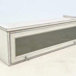 Pakabinama klasikinio stiliaus spintelė pakeliamomis durimis su stiklu 43×133,5×42,5 cm