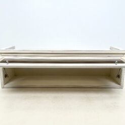 Pakabinama klasikinio stiliaus spintelė pakeliamomis durimis su stiklu 43×133,5×42,5 cm