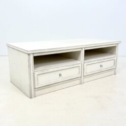 Sendinta baltos spalvos klasikinio stiliaus TV komoda 62x138,5x48 cm