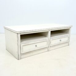 Sendinta baltos spalvos klasikinio stiliaus TV komoda 62×138,5×48 cm