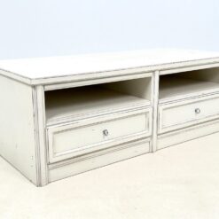 Sendinta baltos spalvos klasikinio stiliaus TV komoda 62×138,5×48 cm