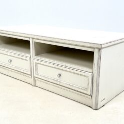 Sendinta baltos spalvos klasikinio stiliaus TV komoda 62×138,5×48 cm