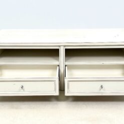 Sendinta baltos spalvos klasikinio stiliaus TV komoda 62×138,5×48 cm