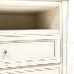 Sendinta baltos spalvos klasikinio stiliaus TV komoda 62×138,5×48 cm