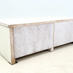 Sendinta baltos spalvos klasikinio stiliaus TV komoda 62×138,5×48 cm