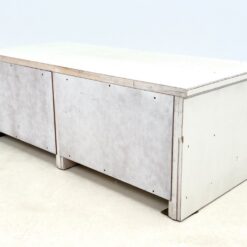 Sendinta baltos spalvos klasikinio stiliaus TV komoda 62×138,5×48 cm