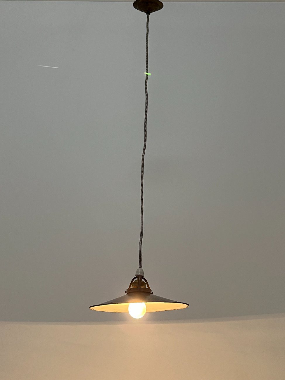 HB0595-pakabinami-sviestuvai-6 Pakabinamas industrinio stiliaus emaliuoto metalo šviestuvas 25,5×25,5×98 cm