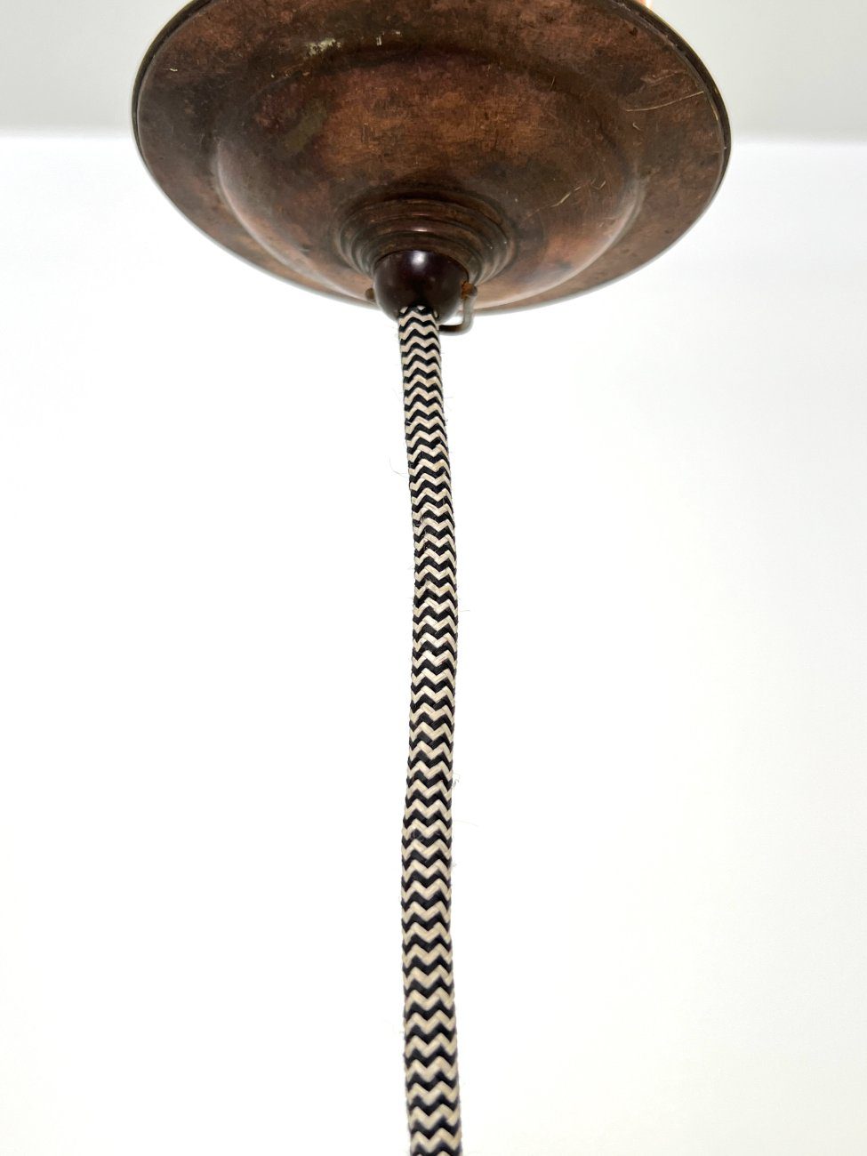 HB0599-pakabinami-sviestuvai-3 Pakabinamas industrinio stiliaus emaliuoto metalo šviestuvas 25x25x108 cm