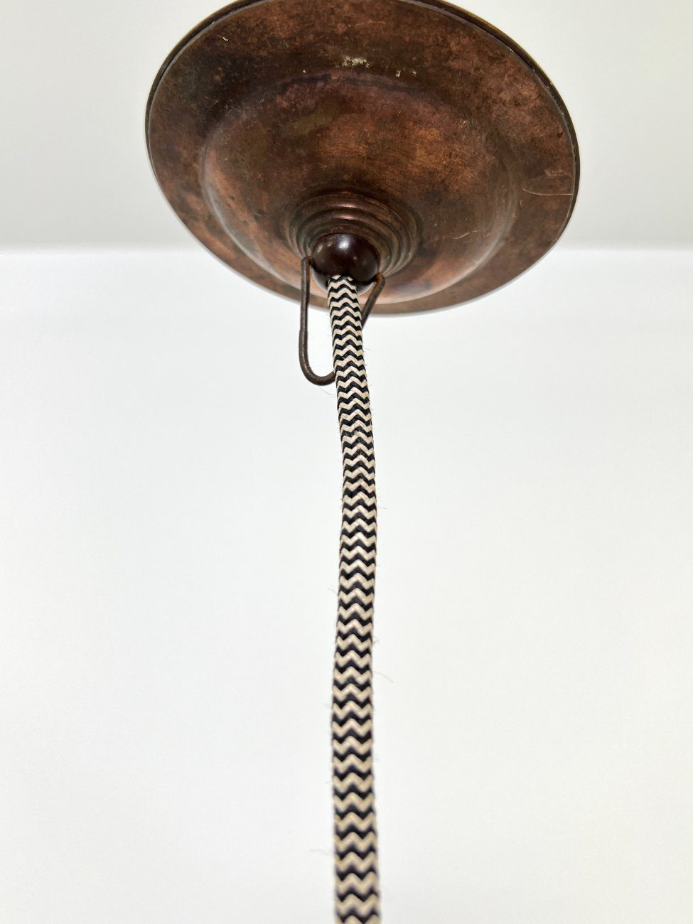HB0599-pakabinami-sviestuvai-7 Pakabinamas industrinio stiliaus emaliuoto metalo šviestuvas 25x25x108 cm