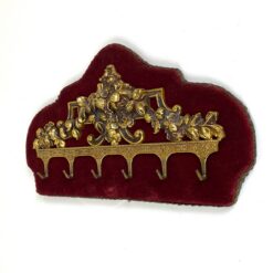 Sieninė kabykla aptraukta raudonu veliūru su žalvariniais ornamentais ir šešiais kabliukais 3x28x16 cm