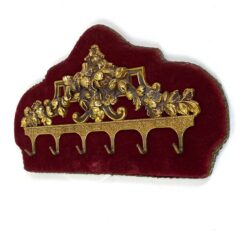 Sieninė kabykla aptraukta raudonu veliūru su žalvariniais ornamentais ir šešiais kabliukais 3x28x16 cm