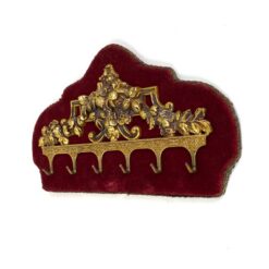 Sieninė kabykla aptraukta raudonu veliūru su žalvariniais ornamentais ir šešiais kabliukais 3x28x16 cm