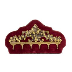 Sieninė kabykla aptraukta raudonu veliūru su žalvariniais ornamentais ir šešiais kabliukais 3x28x16 cm
