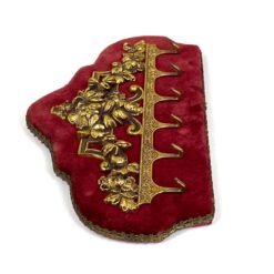 Sieninė kabykla aptraukta raudonu veliūru su žalvariniais ornamentais ir šešiais kabliukais 3x28x16 cm