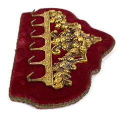 Sieninė kabykla aptraukta raudonu veliūru su žalvariniais ornamentais ir šešiais kabliukais 3x28x16 cm