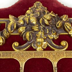 Sieninė kabykla aptraukta raudonu veliūru su žalvariniais ornamentais ir šešiais kabliukais 3x28x16 cm
