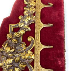 Sieninė kabykla aptraukta raudonu veliūru su žalvariniais ornamentais ir šešiais kabliukais 3x28x16 cm