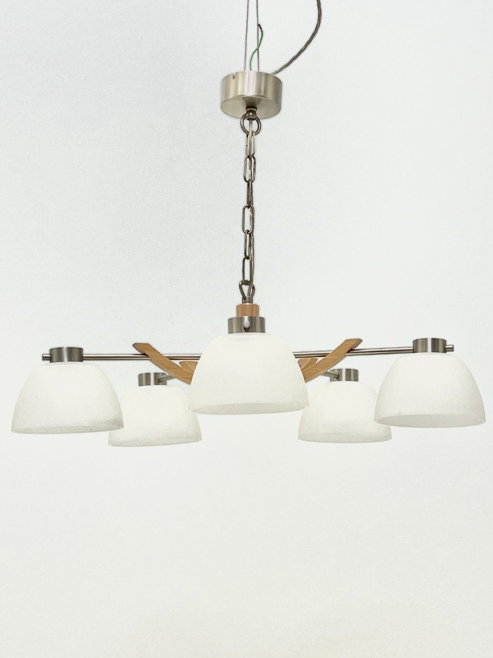 HN2956-pakabinami-sviestuvai-1 Pakabinamas Sorpetaler Leuchten penkių šakų šviestuvas iš metalo ir medžio su stikliniais gaubtais 57x57x46 cm