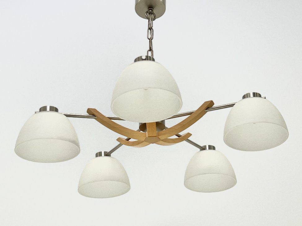 HN2956-pakabinami-sviestuvai-2 Pakabinamas Sorpetaler Leuchten penkių šakų šviestuvas iš metalo ir medžio su stikliniais gaubtais 57x57x46 cm