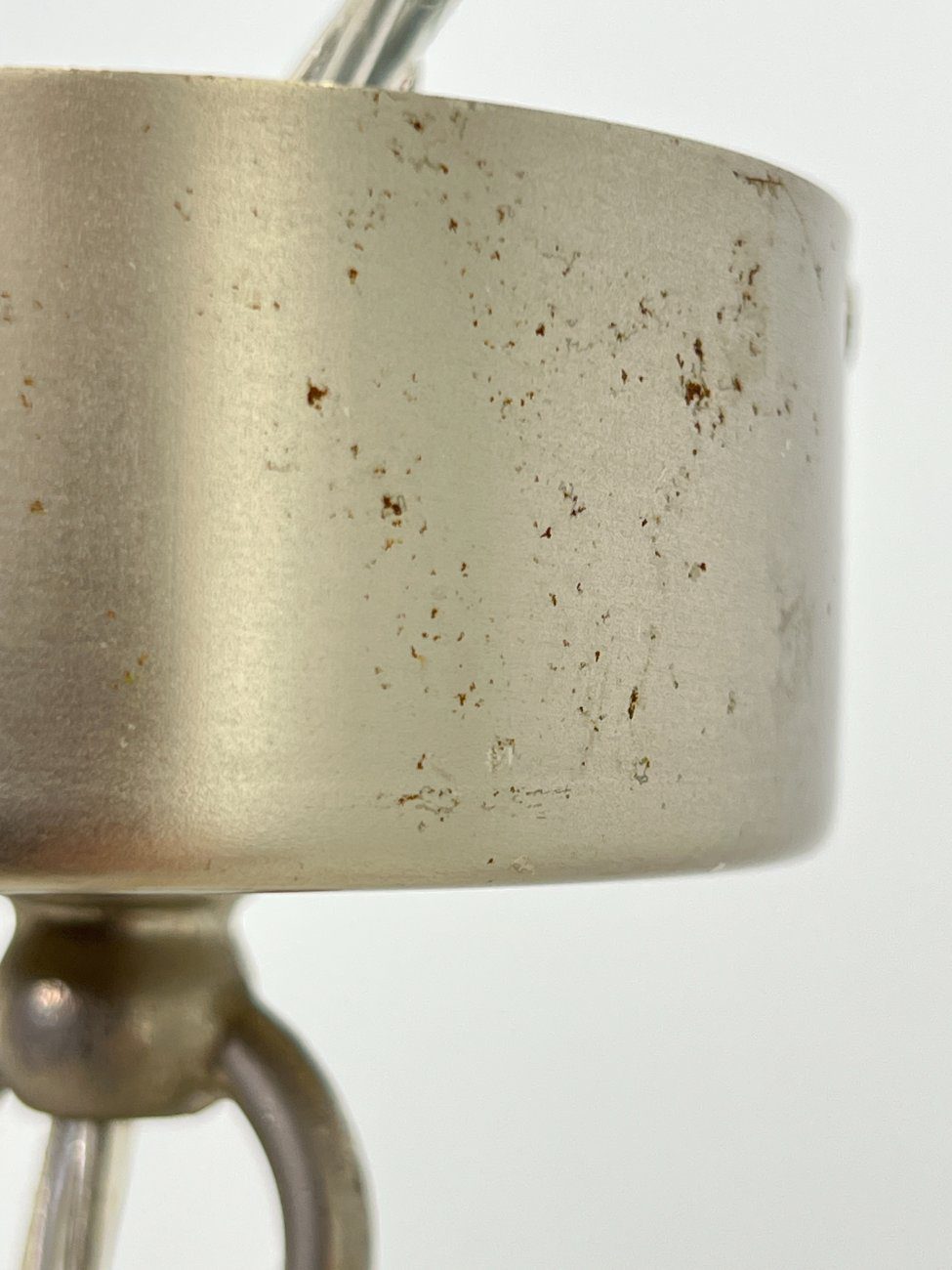 HN2956-pakabinami-sviestuvai-9 Pakabinamas Sorpetaler Leuchten penkių šakų šviestuvas iš metalo ir medžio su stikliniais gaubtais 57x57x46 cm