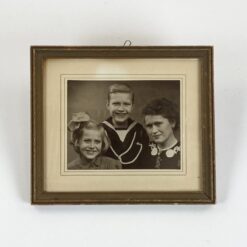 Antrojo pasaulinio karo laikotarpio šeimos nuotrauka mediniame rėme su stiklu 1,5x19x16,5 cm