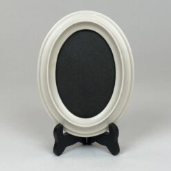Ovalus pakabinamas plastikinis baltos spalvos rėmelis 2x14x18 cm
