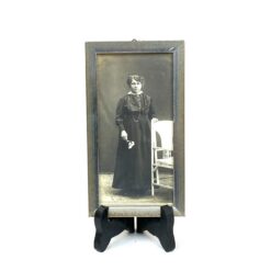 Senovinė moters nuotrauka mediniame rėmelyje su stiklu 1x9,5x17 cm