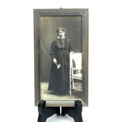 Senovinė moters nuotrauka mediniame rėmelyje su stiklu 1×9,5×17 cm