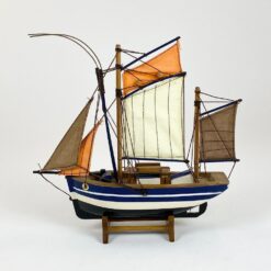 Dekoratyvinis prancūziško Breton Thonier laivo modeliukas 24x6x22 cm
