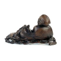 Rytietiška gulinčio besijuokiančio vyro statula su atskiru mediniu postamentu 18,5x36x18,5 cm