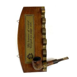 Ąžuolinė sieninė pypkių kabykla su pypke ir užrašu: „Bij kommer of verdriet, vergeet uw pyjpje niet” 3x28x12 cm
