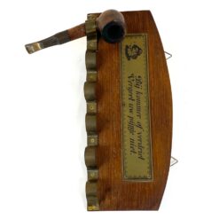 Ąžuolinė sieninė pypkių kabykla su pypke ir užrašu: „Bij kommer of verdriet, vergeet uw pyjpje niet” 3x28x12 cm