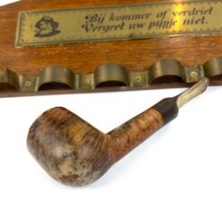 Ąžuolinė sieninė pypkių kabykla su pypke ir užrašu: „Bij kommer of verdriet, vergeet uw pyjpje niet” 3x28x12 cm