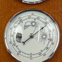 Pakabinama meteorologinė stotelė: termometras, barometras, higrometras mediniame rėme 3,5x15x43 cm