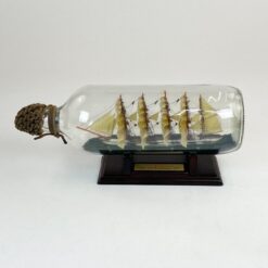 Dekoratyvinis penkiaburio laivo Cape Horn Windjammer, 1895 m., modeliukas butelyje su mediniu postamentu 8x28x11 cm