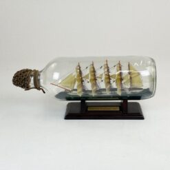 Dekoratyvinis penkiaburio laivo Cape Horn Windjammer, 1895 m., modeliukas butelyje su mediniu postamentu 8x28x11 cm