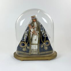 Vintažinė Švč. Mergelės Marijos su kūdikėliu Jėzumi statula iš vaško ir tekstilės su mediniu postamentu ir stikliniu gaubtu 20,5x35,5x39 cm