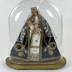 Vintažinė Švč. Mergelės Marijos su kūdikėliu Jėzumi statula iš vaško ir tekstilės su mediniu postamentu ir stikliniu gaubtu 20,5×35,5×39 cm